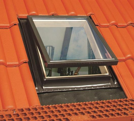 картинка Окно-люк FAKRO WGI для выхода на крышу в комплекте с универсальным окладом от магазина РУФФО